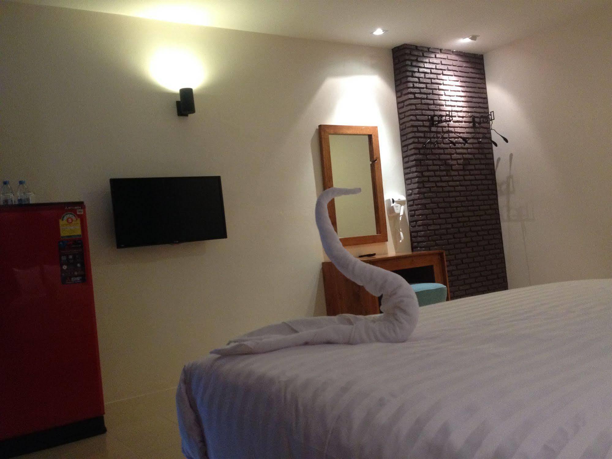 Dfeel House Hostel Patong Buitenkant foto